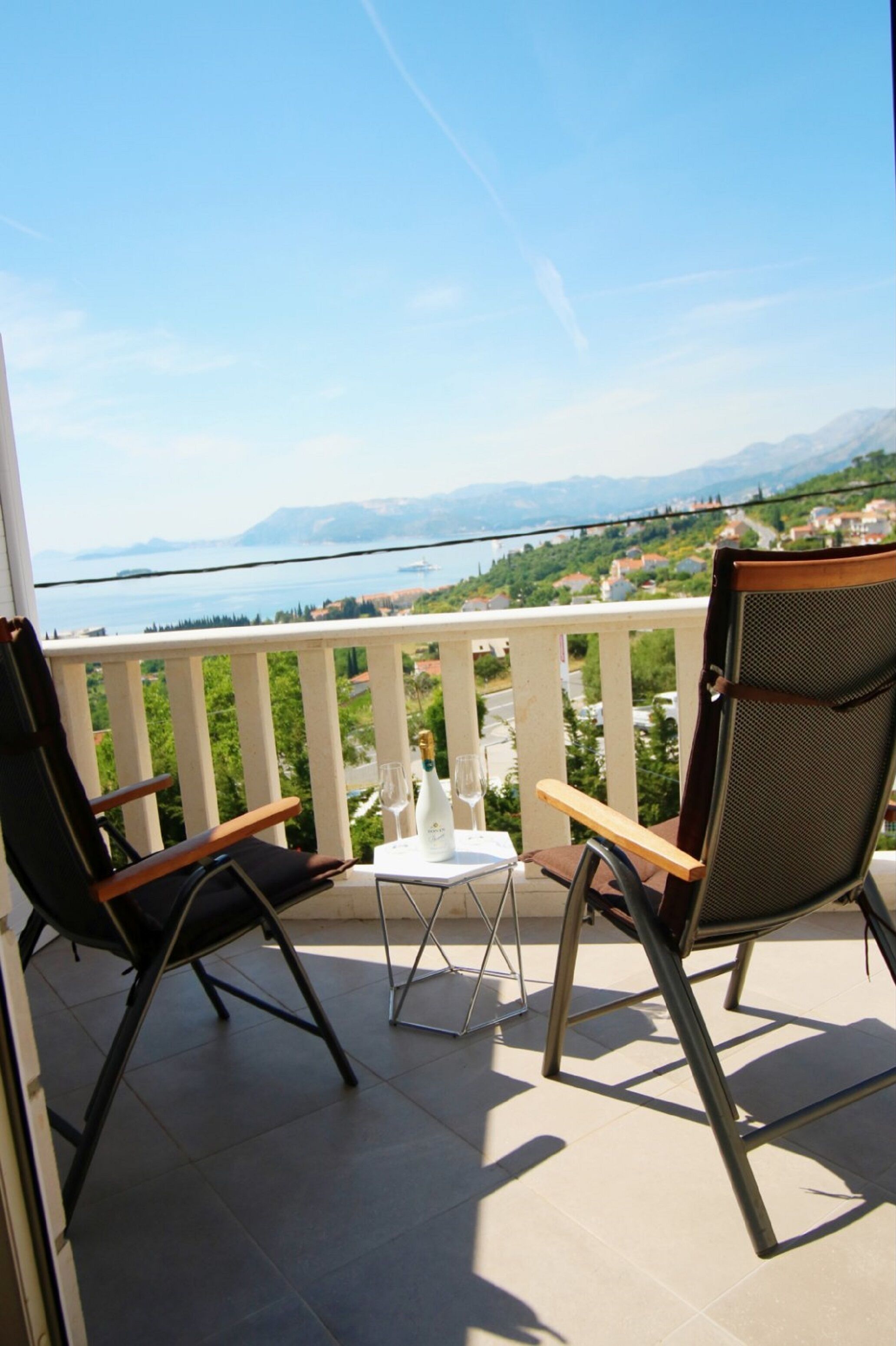 Căn hộ (Two Bedroom Apartment with Balcony) | Ban công