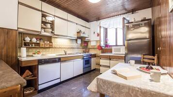 Maison (Three Bedroom Home with Terrace) | Salle Ă manger