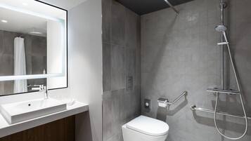 Douche, articles de toilette gratuits, sèche-cheveux