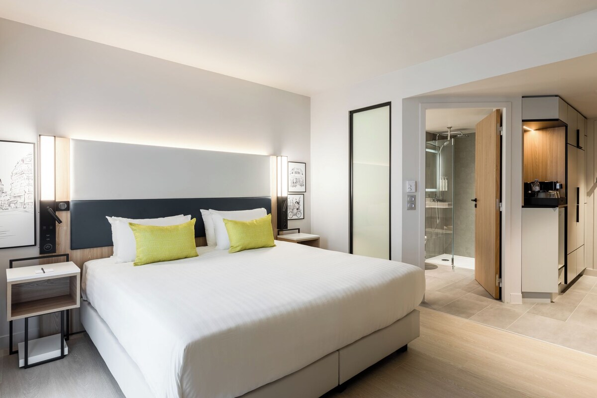 Ropa de cama de alta calidad y minibar 