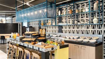 Ontbijtbuffet op werkdagen (EUR 19 per persoon)
