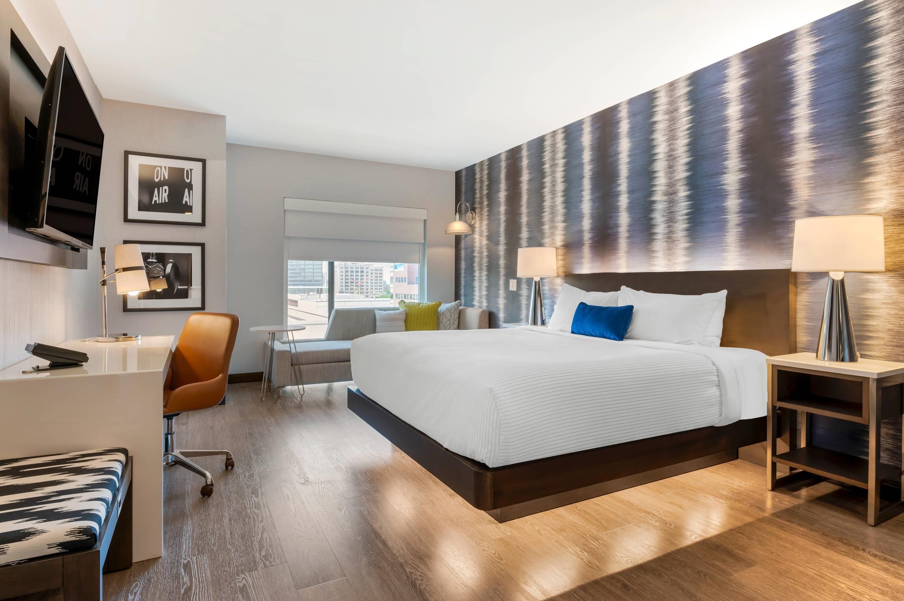 Hochwertige Bettwaren, Zimmersafe, Schreibtisch