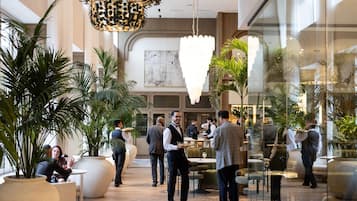 2 restaurants; breakfast, lunch, dinner, and brunch served