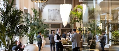 2 restaurants; breakfast, lunch, dinner, and brunch served