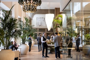 2 restaurants servant le petit déjeuner, le déjeuner et le dîner