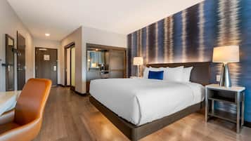 Standard Room, 1 King Bed, Non Smoking | Premium bedding, in-room safe, desk, laptop workspace