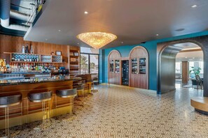 2 か所のレストラン、朝食、ランチ、ディナーに営業 (アメリカ料理)