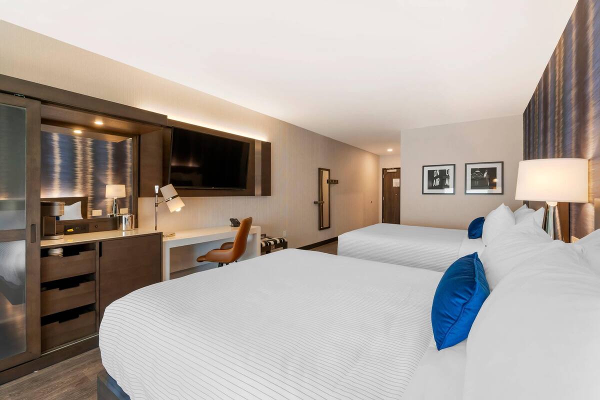 Habitación, 2 camas Queen size, con acceso para personas discapacitadas, para no fumadores | Ropa de cama de alta calidad y caja de seguridad en la habitación 