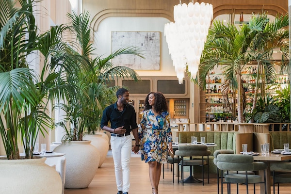 2 restaurantes; se sirven desayunos, almuerzos y cocina mediterránea