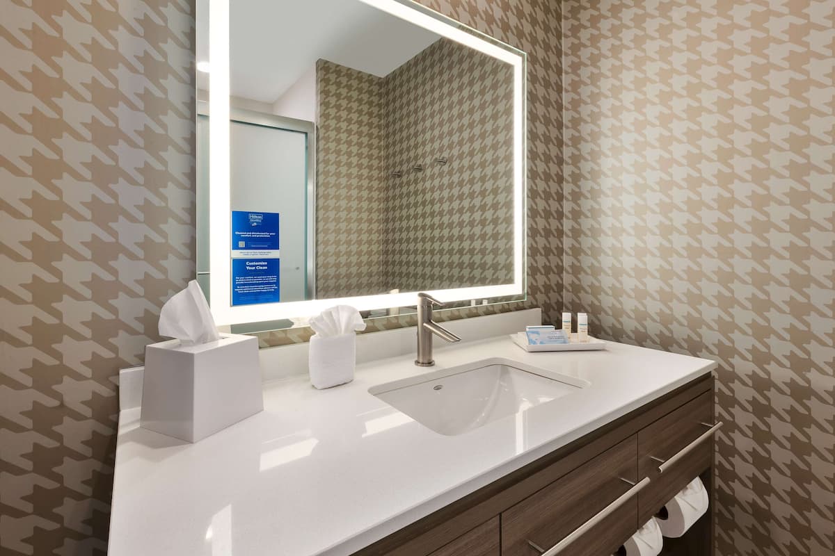 Amenidades de baño gratuitas, secadora de cabello, toallas