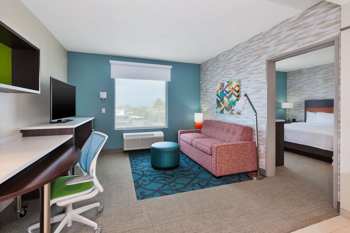 Suite, 1 habitación, para no fumadores | Área de sala de estar | Televisión LCD, Netflix, Hulu y servicios de streaming