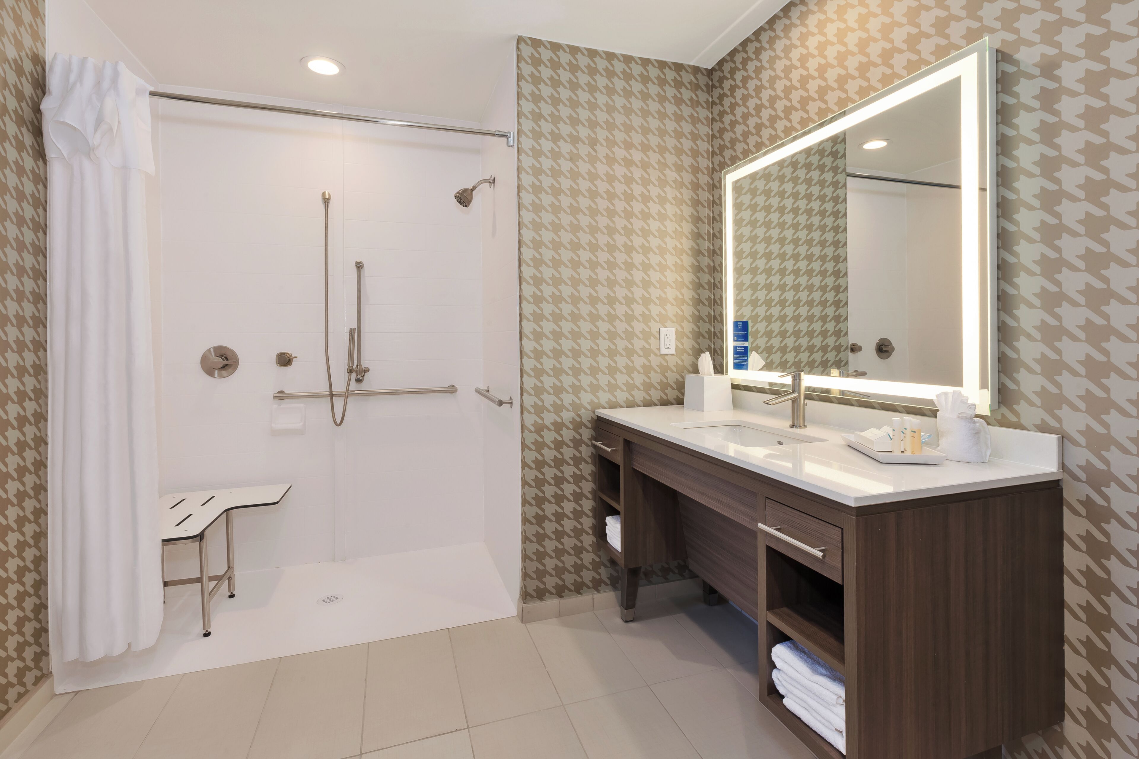 Une salle de bain moderne avec une douche, un meuble-lavabo et un grand miroir.