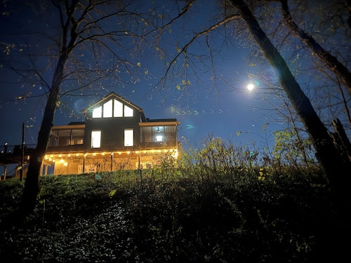 Modern Cabin on trophy section of Cumberland River-Minutes to Dale Hollow