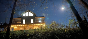 Modern Cabin on trophy section of Cumberland River-Minutes to Dale Hollow