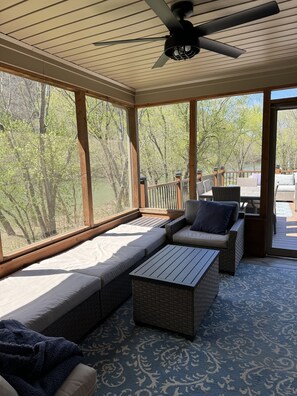 Télévision, cheminée, baby-foot, table de tennis de table