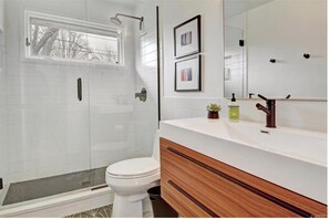 淋浴设施、吹风机、毛巾、肥皂