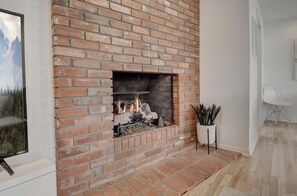 Interior - Light + Bright Boulder Midcentury 30+ day rental (Boulder)