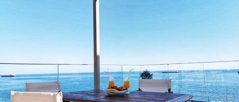 تناول الطعام بالخارج