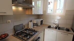 Refrigerador, microondas, horno y parrilla de estufa 