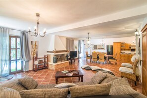 Televisión y chimenea 