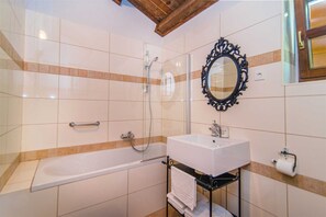 Badewanne, Haartrockner, Handtücher