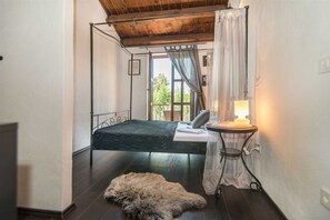 3 bedrooms, in-room safe, free WiFi, bed sheets