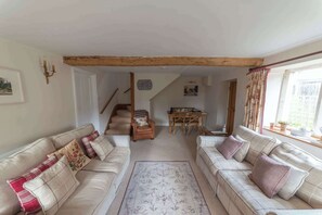 Tv, eldstad, dvd-spelare och kontor