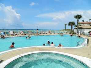 Utendørsbasseng og et oppvarmet basseng