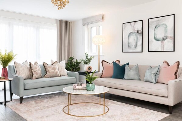 อพาร์ทเมนท์ (2 Bedrooms) | ห้องนั่งเล่น | ทีวี