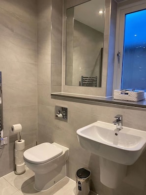 Apartamento (2 Bedrooms) | Banheiro | Banheira e chuveiro separados 