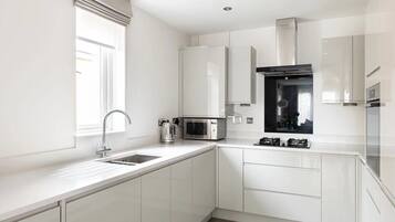 Apartemen (2 Bedrooms) | Dapur pribadi | Microwave, oven, dan peralatan masak/sendok-piring