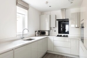 Leilighet (2 Bedrooms) | Eget kjøkken | Mikrobølgeovn, ovn og kjøkkenutstyr