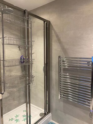 Apartment (2 Bedrooms) | Badezimmer | Badewanne und Dusche (separat)