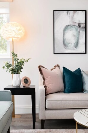 Living area - New Stylish & Contemporary 2BD Flat High Wycombe (High Wycombe)