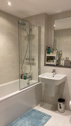 อพาร์ทเมนท์ (2 Bedrooms) | ห้องน้ำ | อ่างอาบน้ำและฝักบัวแยกจากกัน