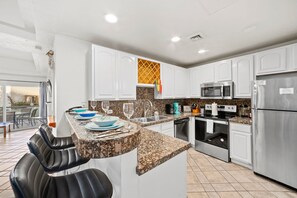 ثلاجة، ميكروويف، فرن، موقد طهي مسطح