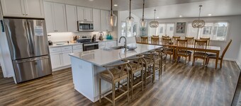 Oceanview, Private Pool, Sleeps 16, Dogs okay, close to beach, PICKLEBALL COURT!