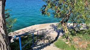 Property grounds - Holiday apartment with cosy terrace and sea view (Šilo)