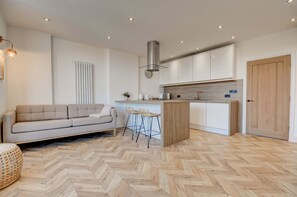 Apartment | Private kitchen | Full-size fridge, microwave, oven, stovetop - Abbey Hus (Whitby)