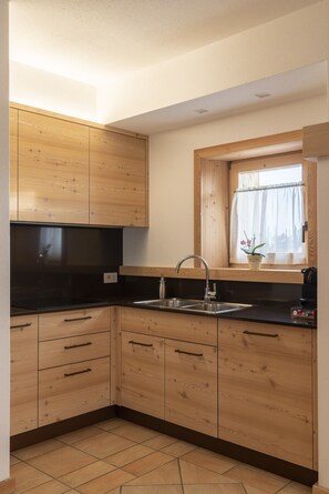 Fridge, microwave, dishwasher, coffee/tea maker