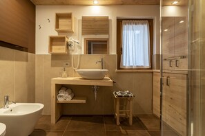Douche, séchoir à cheveux, serviettes fournies