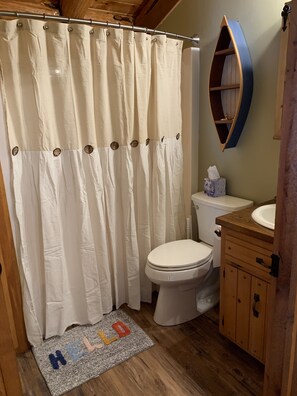 Duschwanne, Handtücher, Toilettenpapier
