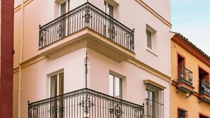 A multi-story building with balconies and large windows. - Genteel Home Feria II (Sevilla)
