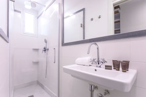 Douche, serviettes fournies