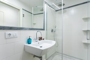 Shower, towels - Stylish Penthouse with Private Terrace. Feria Terrace (Sevilla)