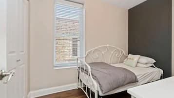 4 quartos, escrivaninha, ferros/tábuas de passar roupa