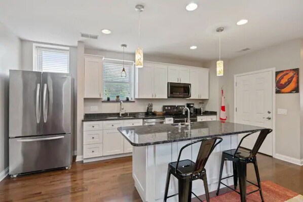 Refrigerador, microondas, horno, placa de cocina