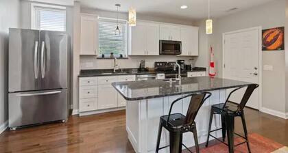 *Comfortable & Spacious Home Close to Downtown*