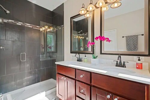 *Comfortable & Spacious Home Close to Downtown*