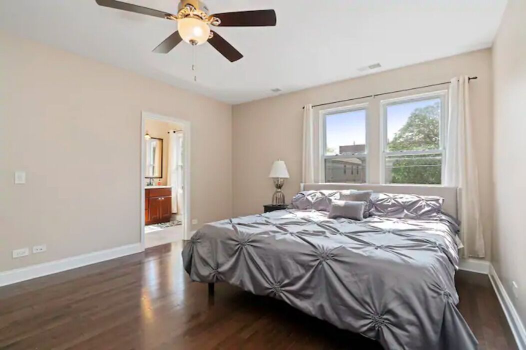 4 quartos, escrivaninha, ferros/tábuas de passar roupa